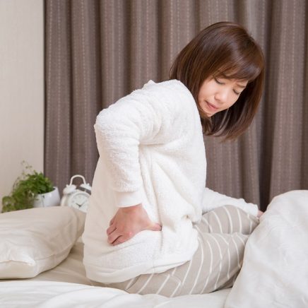 朝起きると腰が痛い